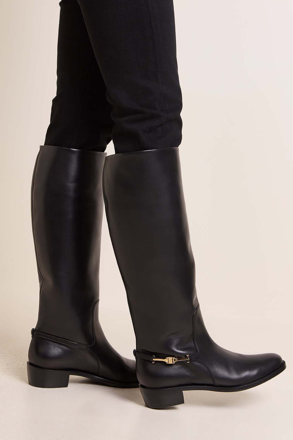 תמונת כל הלוק של מגפי ברך